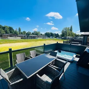 https://laburnum-lodge-with-hot-tub.yorkshirehotels.net
